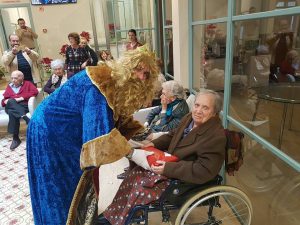 Los Reyes Magos visitan a los mayores de FUNDOMAR