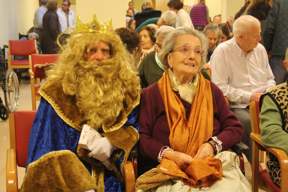 Los Reyes Magos visitan a los mayores de FUNDOMAR